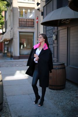 Wool and cashmere coat with mink fur  collar (black/pink)
