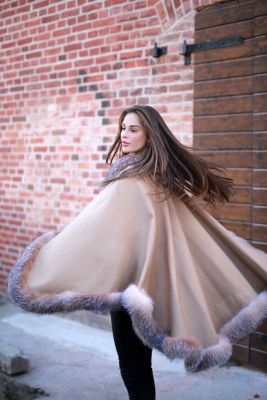 Wool and cashmere poncho beige with golden blue silver fox