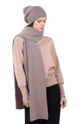 Set of merino wool scarf and hat extended with a fur pompom in cappuchino