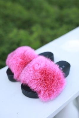 Slippers with fox fur decor in bright pink 