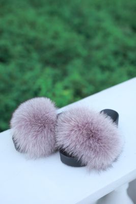 Slippers with fox fur decor in dusty rose