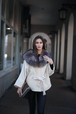 Wool and cashmere poncho white with sleeves and long collar in golden frost 