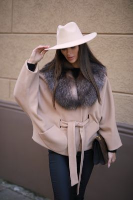 Wool and cashmere poncho beige with sleeves and long collar in golden frost 