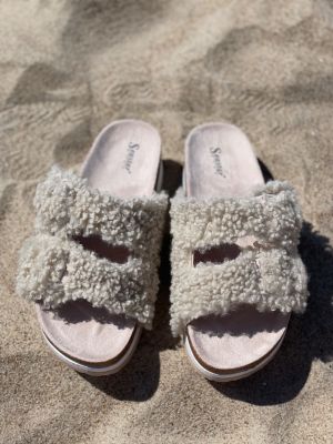 Orthopedic slippers decorated with wool teddy material in beige colour