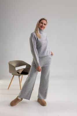 Cashmere and wool suit in two pieces: sweater and trousers in grey