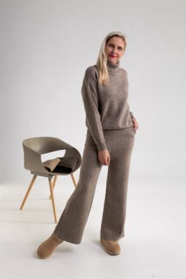 Cashmere and wool suit in two pieces: sweater and trousers in brown