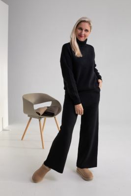Cashmere and wool suit in two pieces: sweater and trousers in black