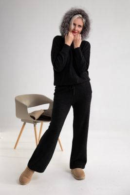 Cashmere suit in two pieces: a sweatshirt with a hoodie decorated with fox fur and a wide pants in black