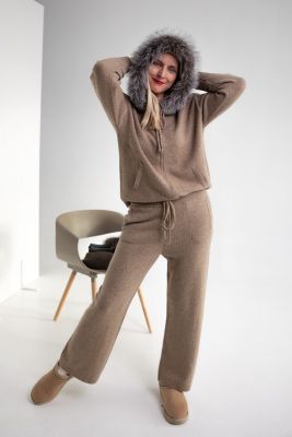 Cashmere suit in two pieces: a sweatshirt with a hoodie decorated with fox fur and a wide pants in beige