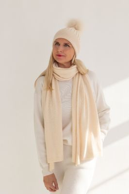 Set of cashmere and wool hat with a pompom and scarf in beige