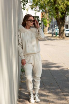 Hooded sweatshirt and trousers in white