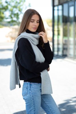 Set of merino wool sweater in black and scarf in grey