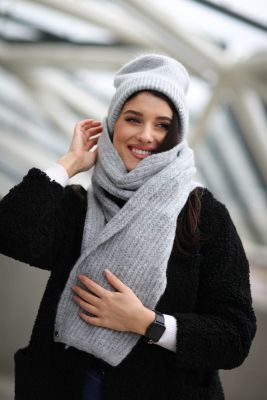 Knitted wool hat with pompom grey
