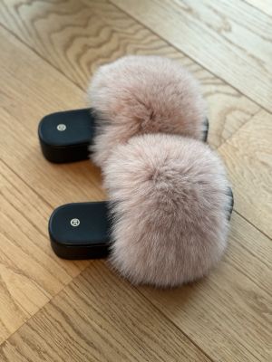 Slippers with fox fur in beige color