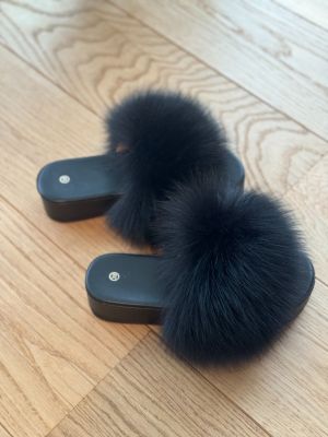 Slippers with fox fur in black color 