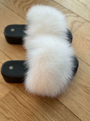 Slippers with fox fur in white color