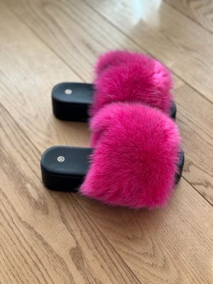 Slippers with fox fur in pink color